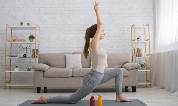 Frau übt Yoga