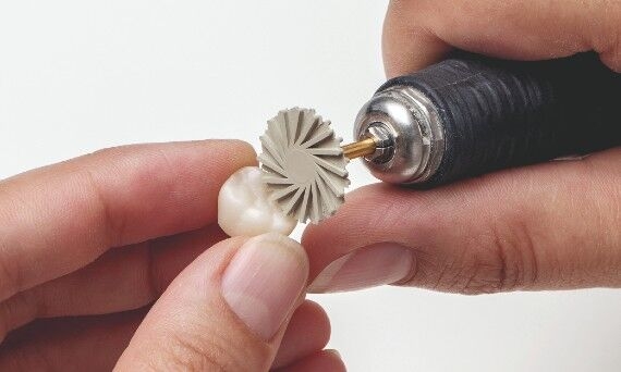 Polishing of  a CEREC MTL Zirconia crown